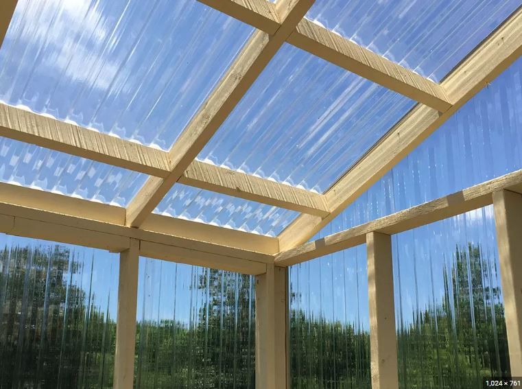 ورق پلی کربنات چیست؛ ویژگی‌ها و کاربردهای آن در نورگیرهای سقفی